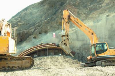 日前，小烏改第三合同段杏花村一號隧道進(jìn)行爆破掘進(jìn)準(zhǔn)備工作。（通訊員孫建兵攝）